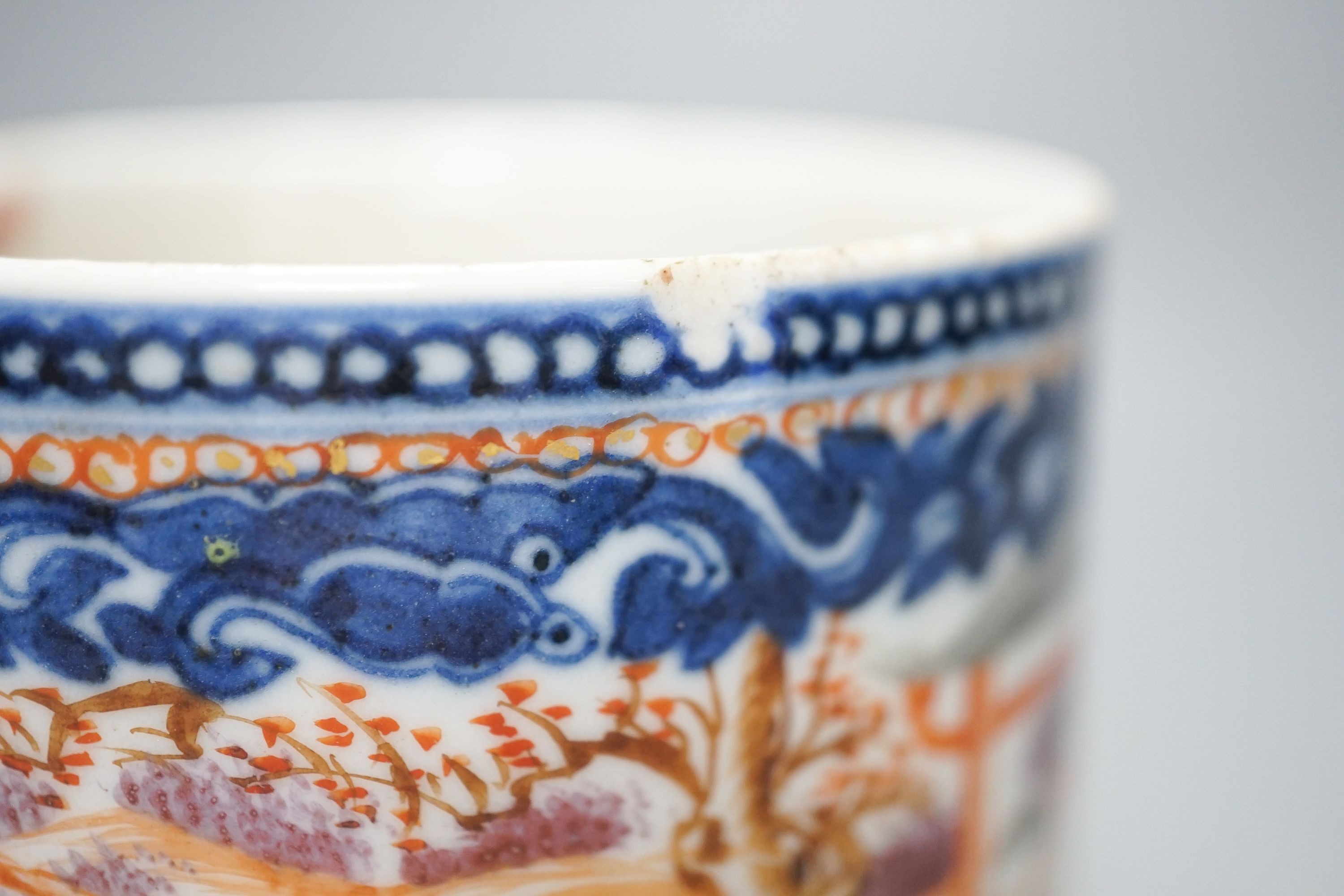 A Chinese export Mandarin pattern mug, Qianlong period, height 11cm